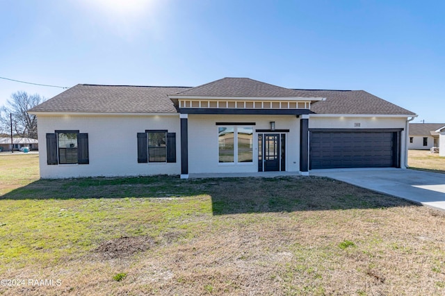 view of front of house featuring a front lawn and a garage