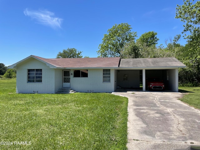 single story home featuring a carport and a front lawn