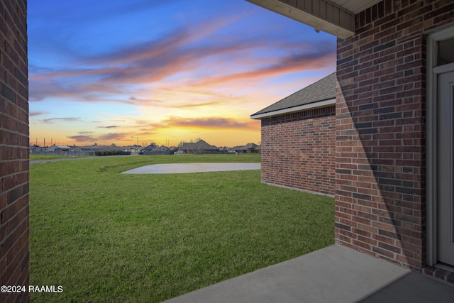 view of yard at dusk