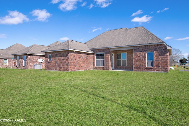 back of house featuring a yard