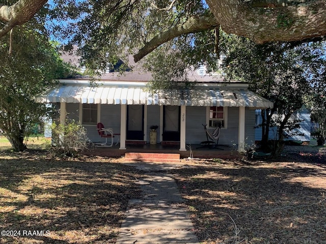 view of front facade featuring a porch