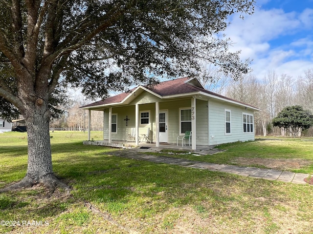 view of front of house featuring a porch and a front yard