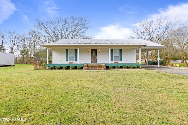 view of front facade featuring a porch, a carport, and a front lawn