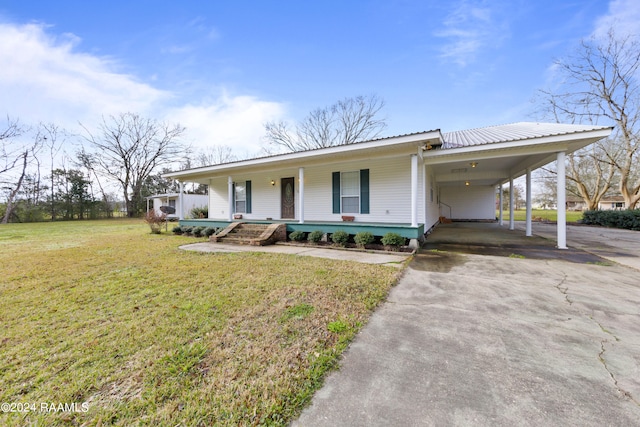 view of front facade featuring a carport, covered porch, and a front lawn