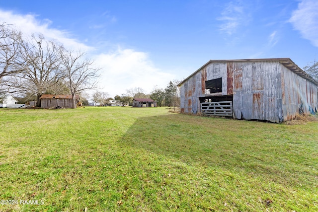 view of yard featuring an outdoor structure