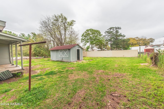 view of yard featuring a storage shed