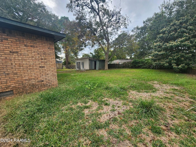 view of yard featuring a storage unit