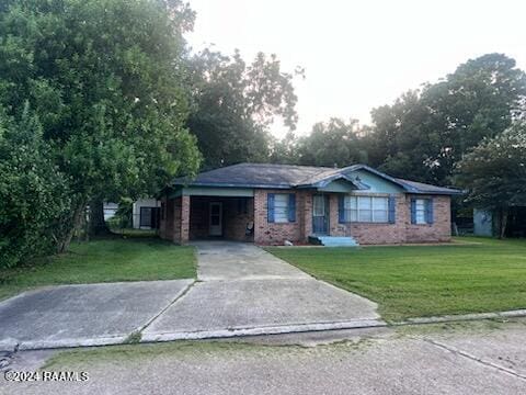 single story home featuring a front yard