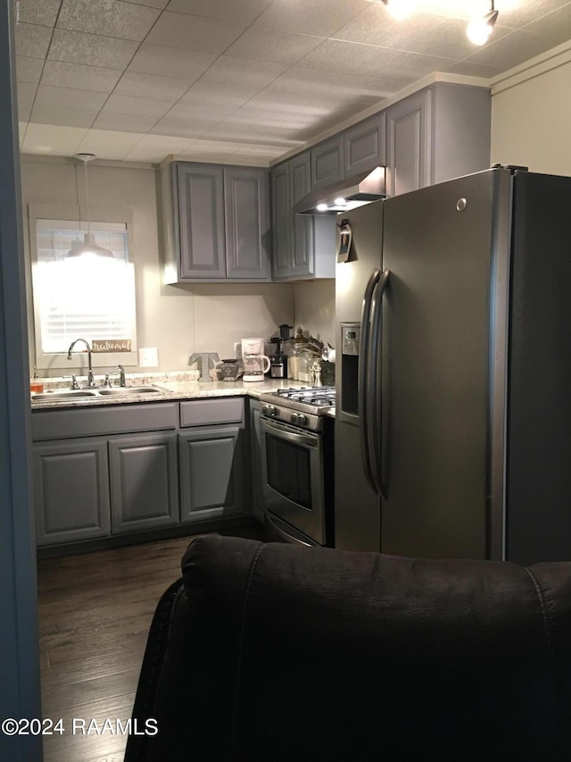 kitchen featuring dark hardwood / wood-style flooring, gray cabinets, sink, and stainless steel appliances