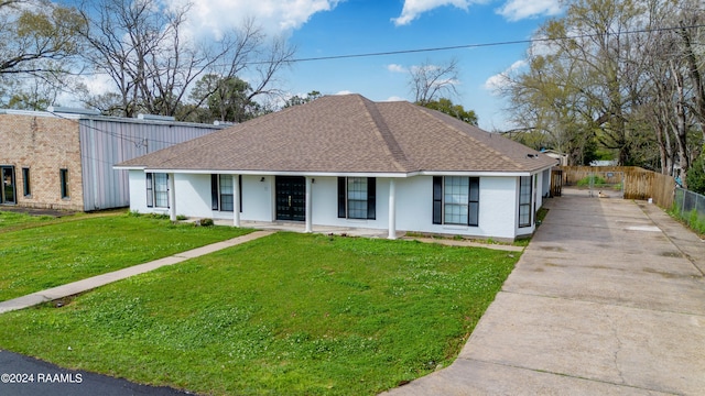 view of front of property featuring a front yard