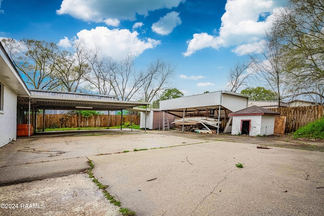 view of front of property with an outdoor structure