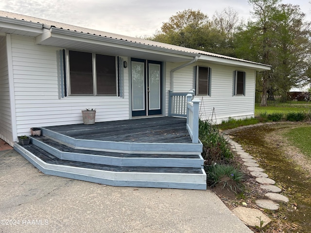 property entrance featuring a deck