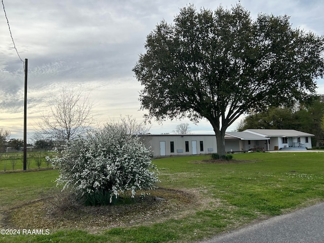 view of front of property with a front yard