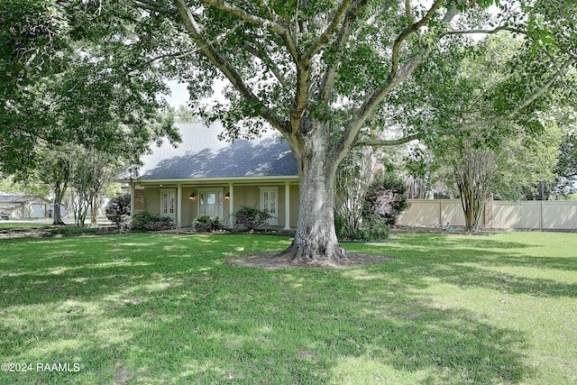 view of front facade featuring a front yard