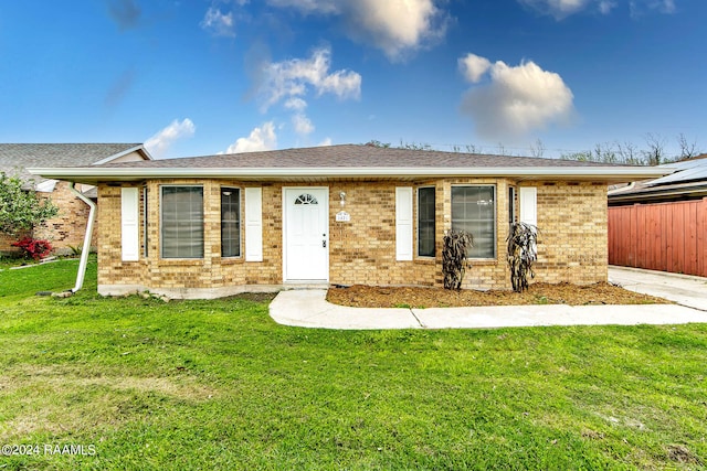 ranch-style house featuring a front lawn