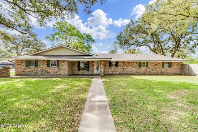 ranch-style home featuring a front lawn