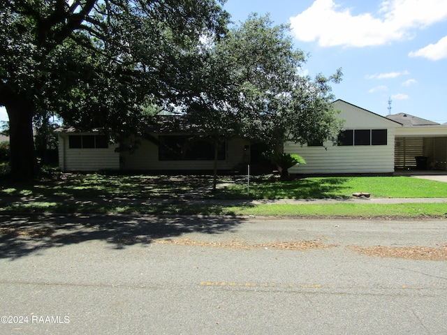 view of front of house featuring a front lawn