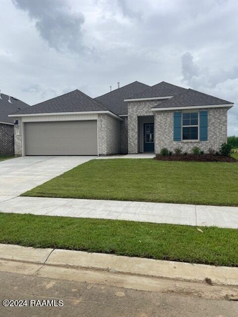 view of front facade with a garage and a front yard