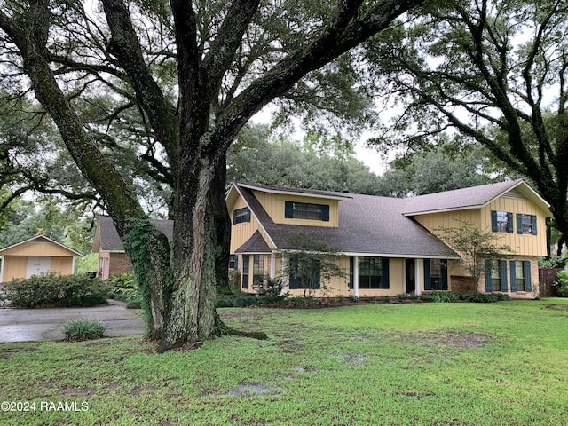 view of front of home featuring a front lawn and a garage