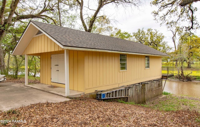 view of side of property with an outdoor structure