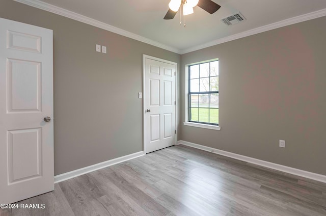 unfurnished room featuring ceiling fan, crown molding, and light wood-type flooring