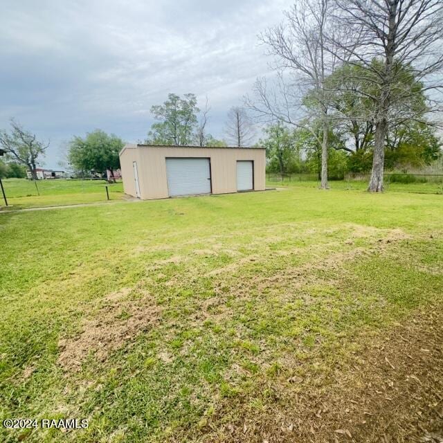 view of yard featuring an outdoor structure and a garage