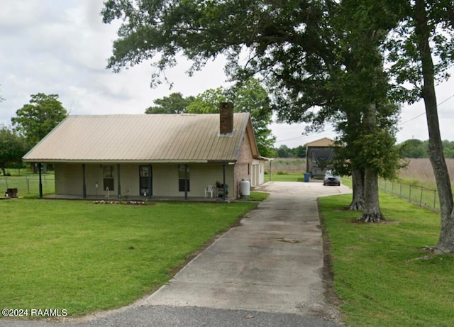 view of front of home featuring a front lawn