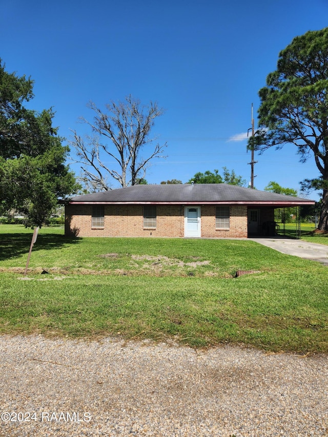 view of front of property with a carport and a front yard