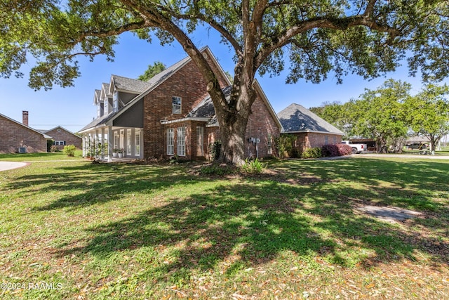 view of front facade featuring a front yard