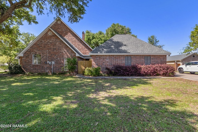 view of side of property featuring a yard