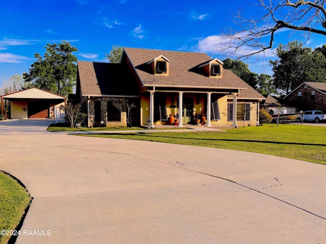 cape cod house featuring a front yard