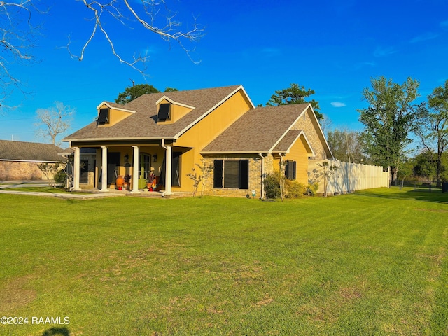 view of front facade featuring a front yard