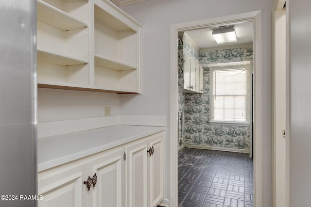 bathroom with ornamental molding