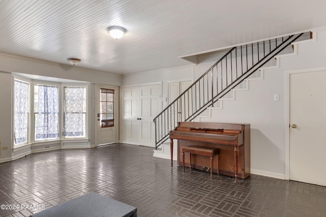 entryway featuring crown molding