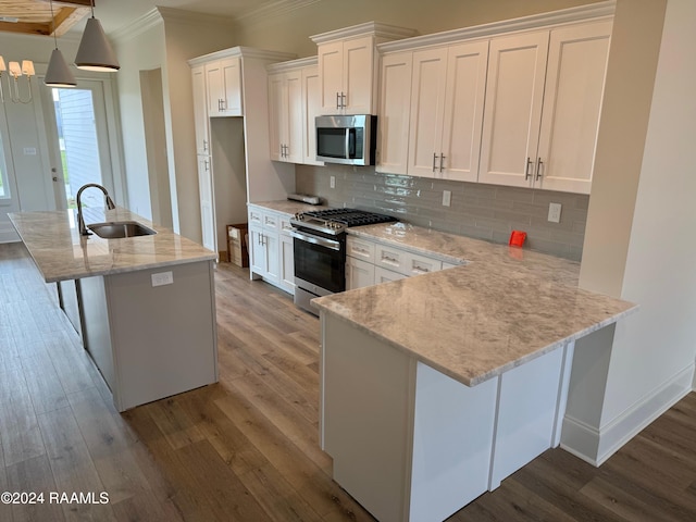 kitchen with sink, an island with sink, dark hardwood / wood-style floors, white cabinetry, and appliances with stainless steel finishes