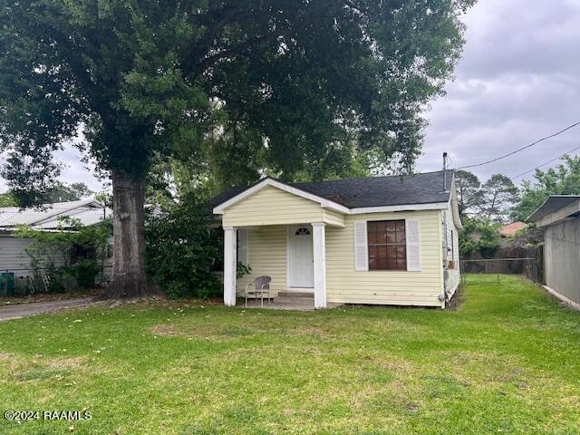 bungalow-style house with a front lawn