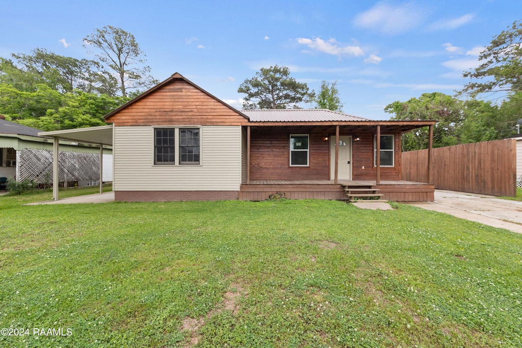 view of front of property featuring a front lawn