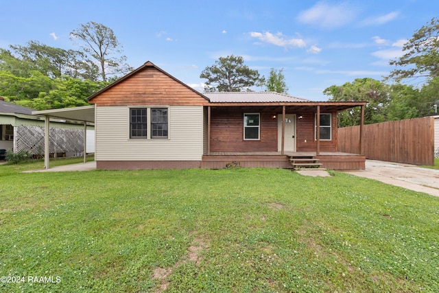 view of front of property featuring a front lawn