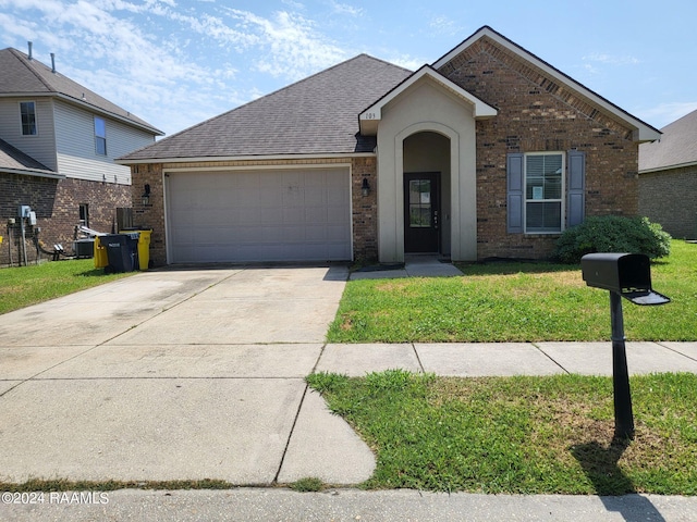 view of front facade featuring a front yard and a garage