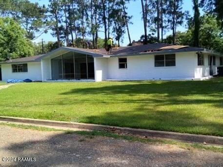 view of front of property featuring a front yard