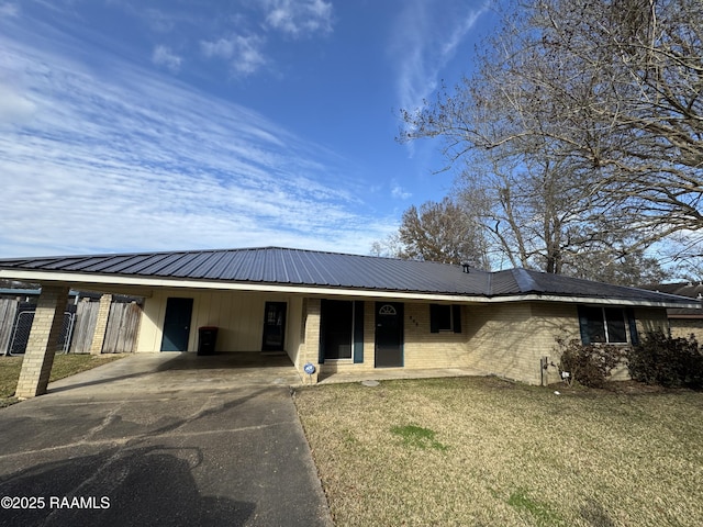 ranch-style house featuring a front lawn and a carport