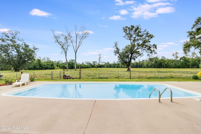 view of swimming pool