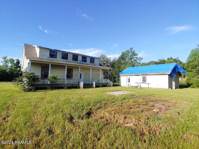 view of front of property featuring a front lawn and covered porch