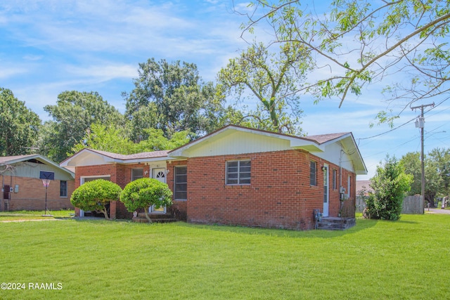 single story home with a front lawn