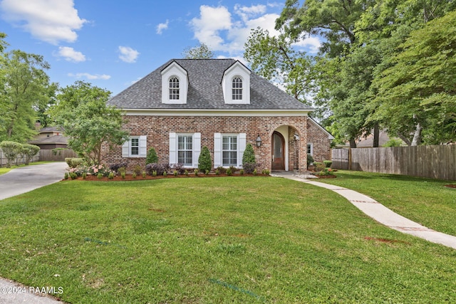 view of front of home featuring a front lawn