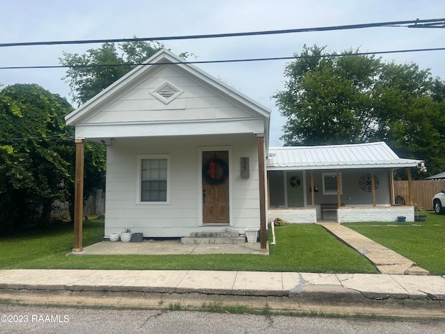 view of front facade with covered porch and a front yard