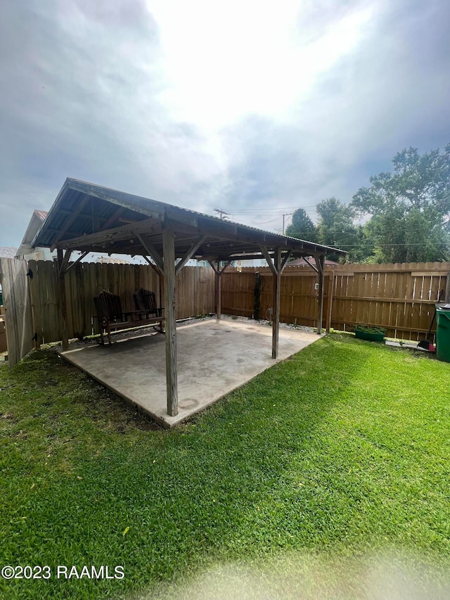 view of yard featuring a patio area