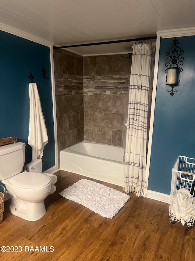 bathroom with wood-type flooring, crown molding, toilet, and shower / bath combo with shower curtain