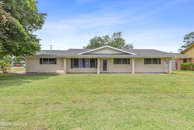 ranch-style home featuring a front lawn