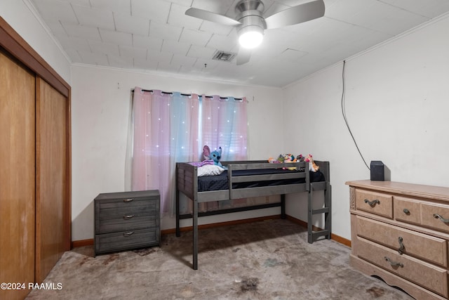 bedroom with light carpet, crown molding, and ceiling fan